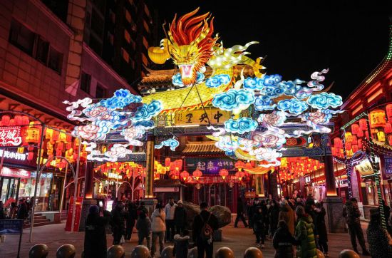 2月11日，游客在沈陽(yáng)中街游覽。春節(jié)期間，各地?zé)艋痂?、火?shù)銀花，呈現(xiàn)出一幕幕流光溢彩的視覺(jué)盛宴。（新華社記者潘昱龍攝）