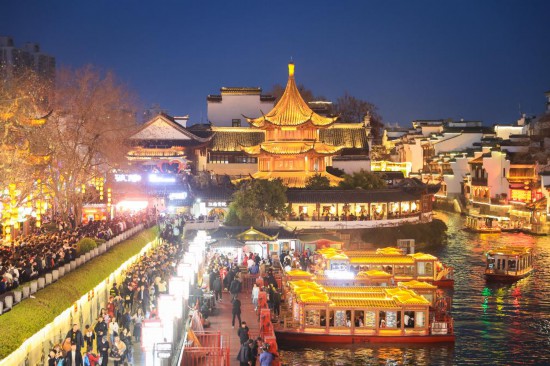 2月14日，游客在南京夫子廟景區(qū)賞燈游玩。（新華社發(fā)，蘇陽(yáng)攝）