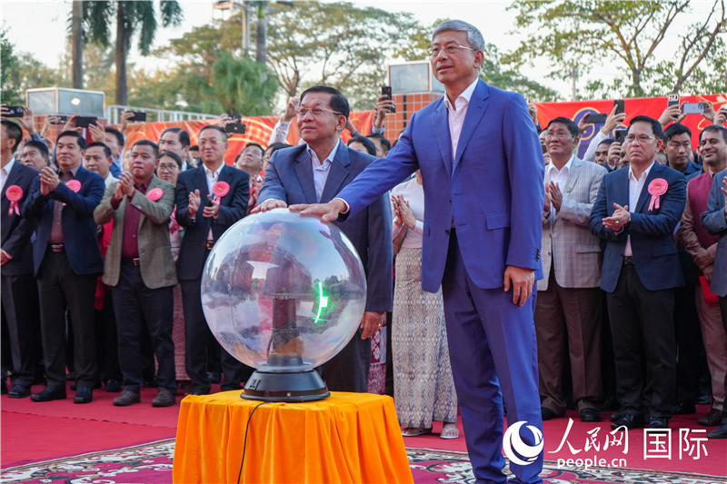 敏昂萊主席和陳海大使在中方援建和改造升級(jí)的仰光杜溫納國(guó)家體育館前共同按亮水晶球，啟動(dòng)“錦繡唐人街”新春慶典-人民網(wǎng)記者謝佳君攝