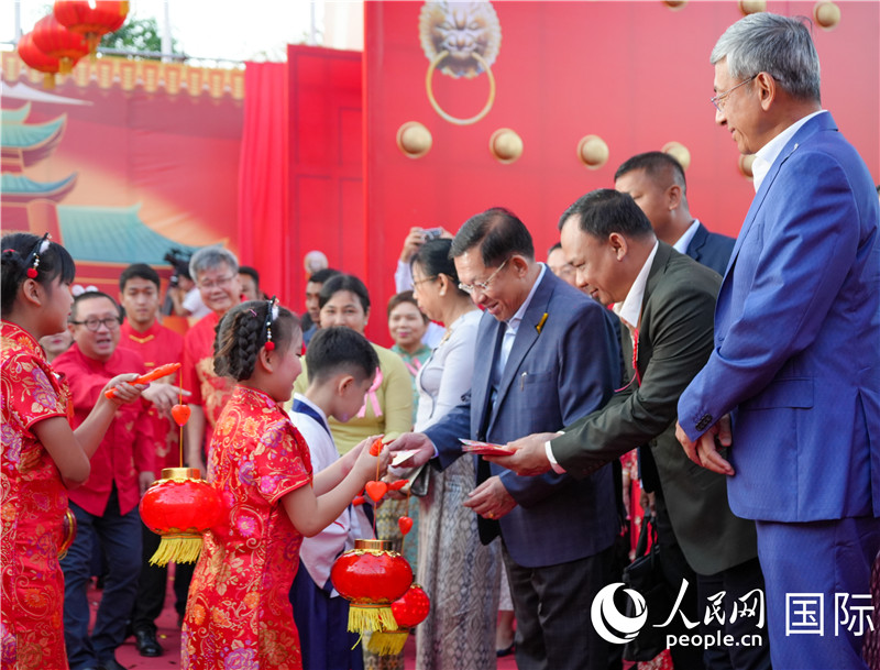在活動(dòng)現(xiàn)場(chǎng)，敏昂萊主席夫婦根據(jù)當(dāng)?shù)貍鹘y(tǒng)向兒童送祝福1-人民網(wǎng)記者謝佳君攝
