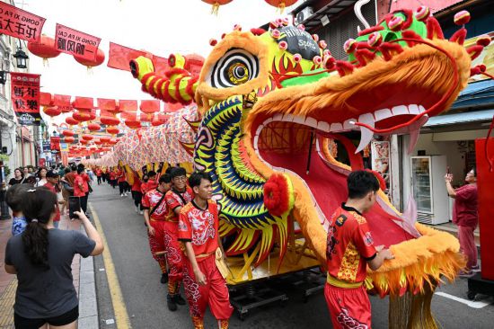 2月1日，由馬來西亞和中國的100多名青少年組成的舞龍隊在馬來西亞馬六甲市雞場街上共舞一條近200米的“長龍”。這是活動現(xiàn)場的“長龍”。新華社記者程一恒攝