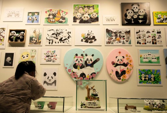 2月20日，一位小朋友在看“福寶”家族的創(chuàng)意作品。新華社記者姚琪琳攝