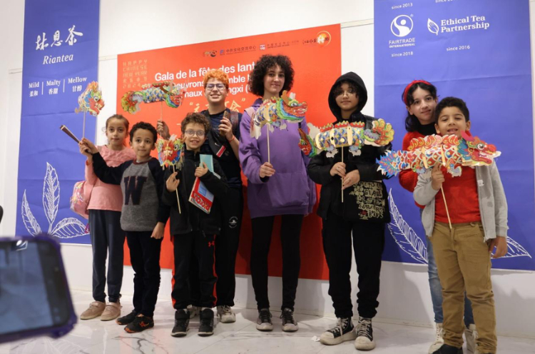 孩子們拿著元宵彩燈合影。拉巴特中國文化中心供圖