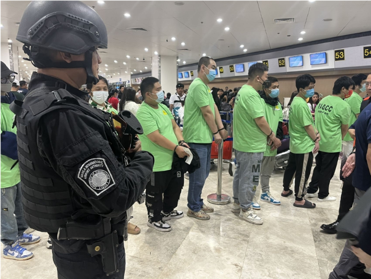 中國和菲律賓兩國執(zhí)法部門合作遣返在菲從事離岸博彩的中國公民。駐菲律賓使館供圖