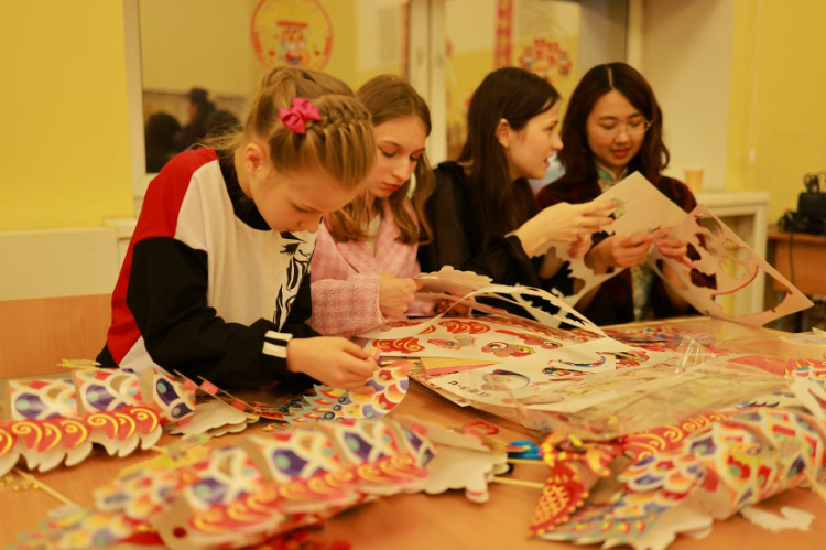 俄羅斯小朋友體驗(yàn)中國(guó)傳統(tǒng)手工藝。俄羅斯國(guó)立人文大學(xué)孔子學(xué)院供圖