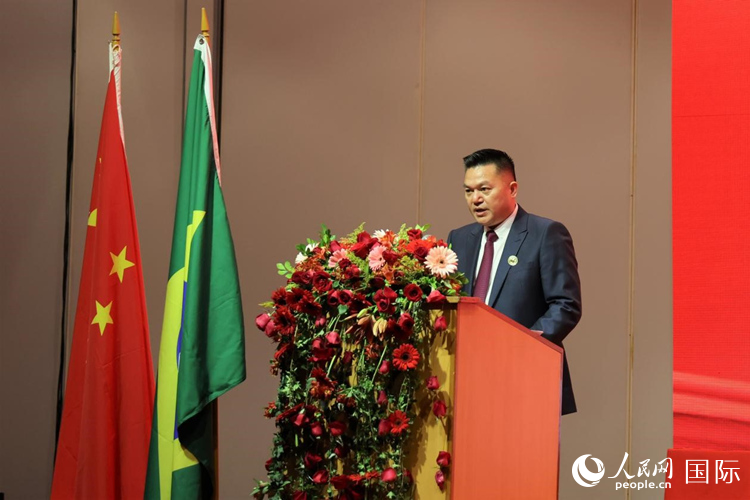 巴西和統(tǒng)會新任會長張小春發(fā)表就職演講。人民網(wǎng)記者 時元皓攝