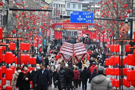 2024年2月18日，游客在2024年青島蘿卜·元宵·糖球會(huì)上消費(fèi)、游玩。新華社記者李紫恒攝
