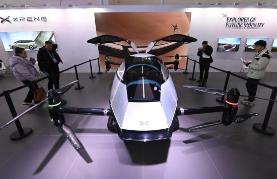 2023年12月1日，在鏈博會(huì)智能汽車鏈展區(qū)小鵬汽車展臺(tái)，參觀者觀看一臺(tái)智能飛行器。新華社記者蔡湘鑫攝
