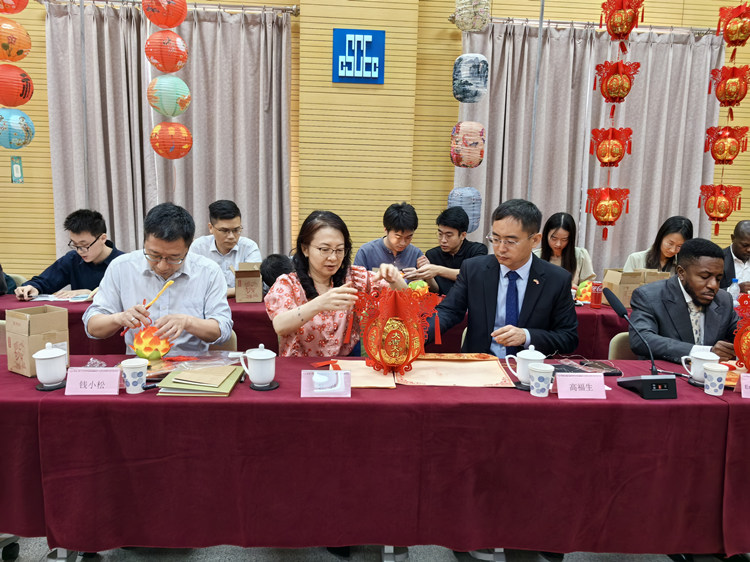 燈籠文化交流活動現(xiàn)場。中建國際中西非公司供圖