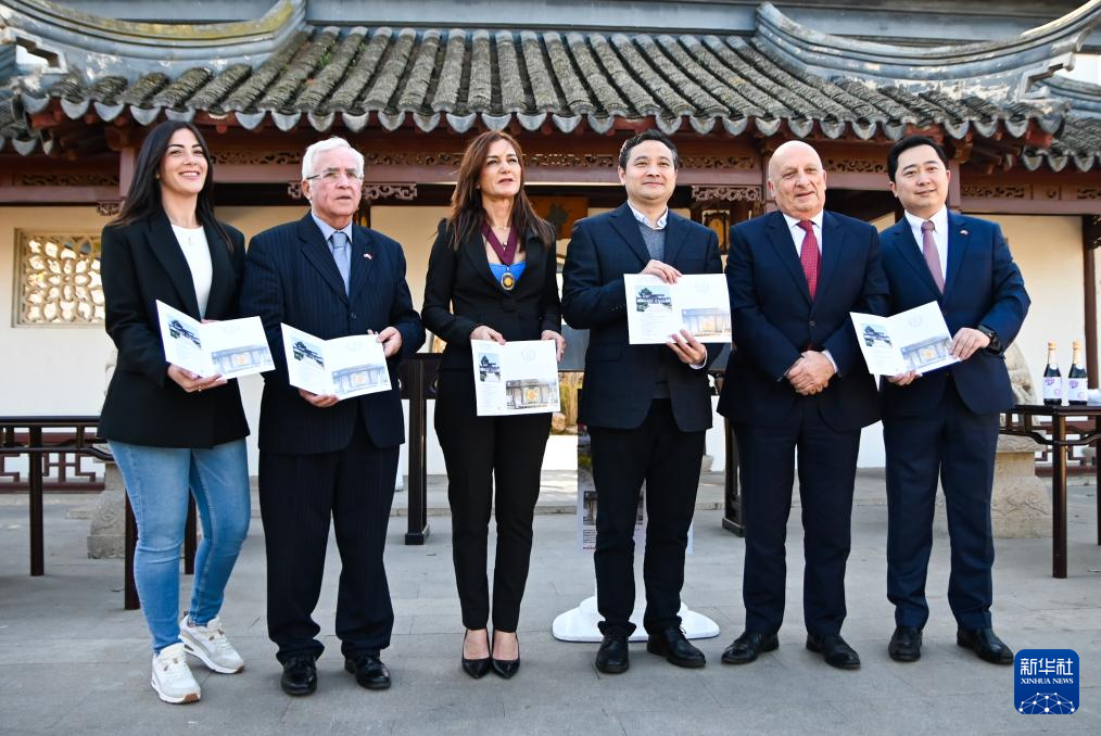 3月6日，嘉賓出席在馬耳他桑塔露琪亞市舉行的中國(guó)生肖郵票發(fā)行儀式。新華社發(fā)（喬納森·博格攝）