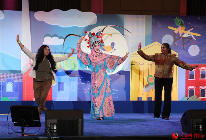 當?shù)厝A人京劇社團的青年演員現(xiàn)場表演京劇選段，并與現(xiàn)場觀眾近距離互動。人民網(wǎng)記者 李志偉攝