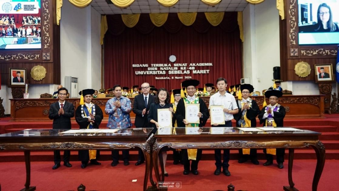 西華大學(xué)、三一一大學(xué)、印尼鋰源新材料有限公司、四川鋰源新能源有限公司四方共同簽署國際合作協(xié)議。印尼三一一大學(xué)孔子學(xué)院供圖