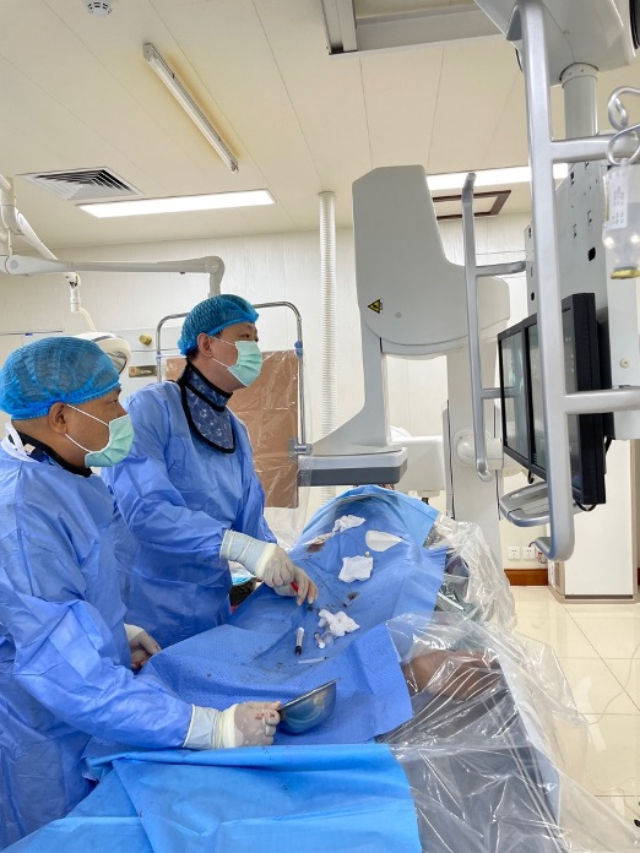 李凱教授(右)和劉海濤教授(左)為患者行TACE手術(shù)。中國駐老撾大使館供圖