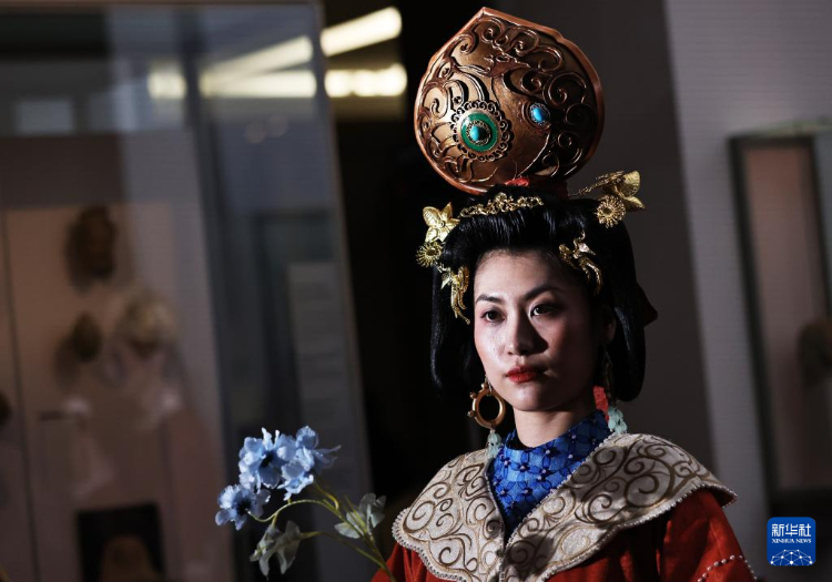 3月13日，在位于法國巴黎的吉美國立亞洲藝術(shù)博物館，模特展示敦煌復(fù)原服飾。新華社記者 高靜 攝
