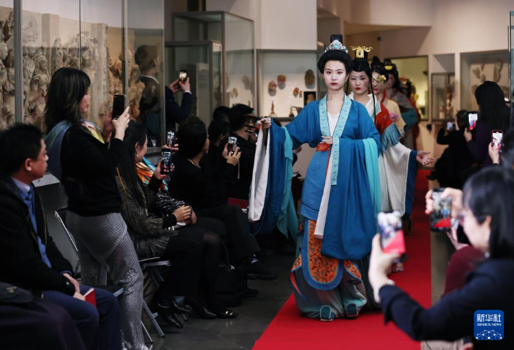 3月13日，在位于法國巴黎的吉美國立亞洲藝術(shù)博物館，模特展示敦煌復(fù)原服飾。新華社記者 高靜 攝
