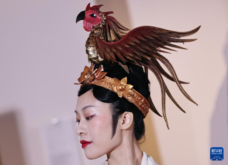 3月13日，在位于法國巴黎的吉美國立亞洲藝術(shù)博物館，模特展示敦煌復(fù)原服飾。新華社記者 高靜 攝