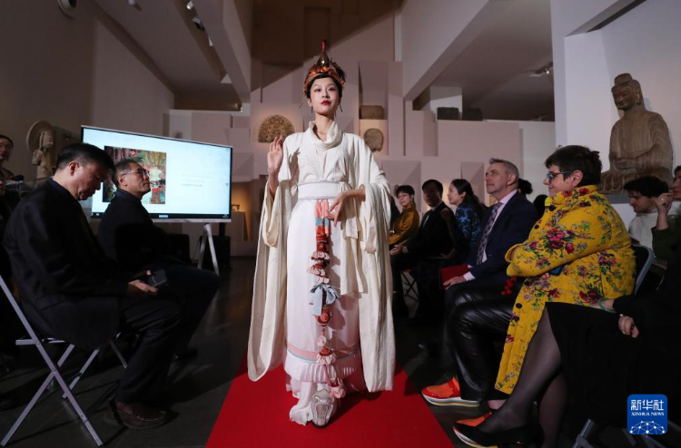 3月13日，在位于法國巴黎的吉美國立亞洲藝術(shù)博物館，模特展示敦煌復(fù)原服飾。新華社記者 高靜 攝