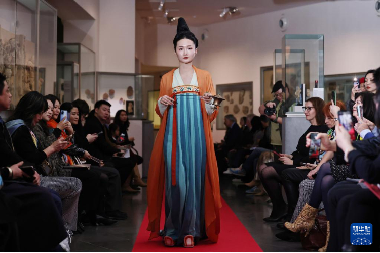 3月13日，在位于法國巴黎的吉美國立亞洲藝術(shù)博物館，模特展示敦煌復(fù)原服飾。新華社記者 高靜 攝