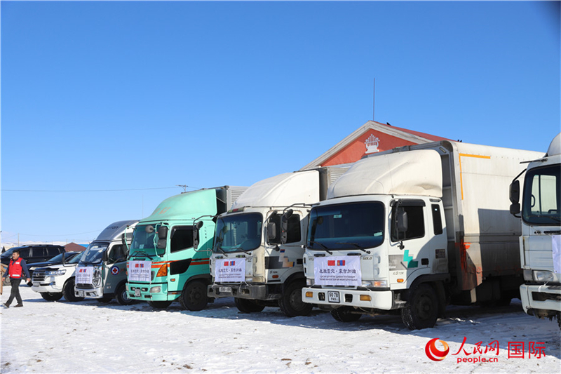 6.3月18日，滿載賑災(zāi)物資卡車在中央省額爾登縣整裝待發(fā)。人民網(wǎng)記者 霍文攝
