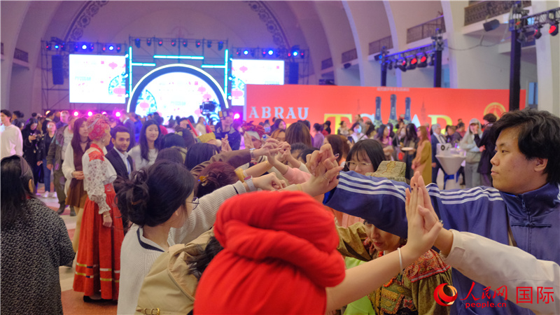 中俄觀眾在現(xiàn)場參與俄羅斯民俗互動游戲。人民網(wǎng) 褚夢琦攝
