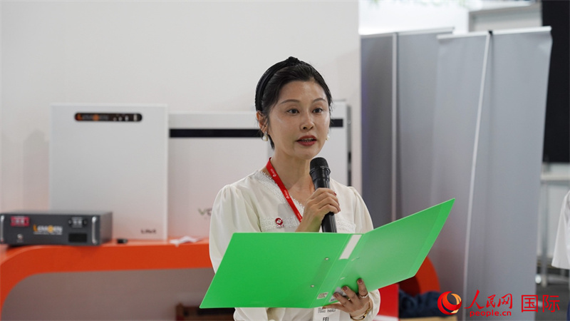 中建材海外經(jīng)濟(jì)合作有限公司總經(jīng)理姜婓致辭。人民網(wǎng) 劉暢攝