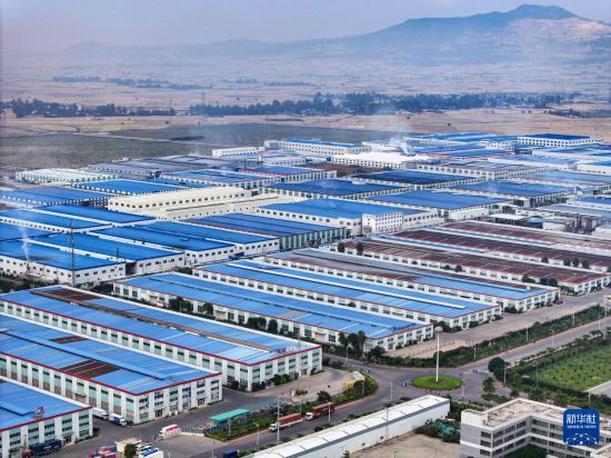 這是2023年11月3日在埃塞俄比亞杜凱姆市拍攝的東方工業(yè)園（無人機照片）。 新華社發(fā)（東方工業(yè)園供圖）