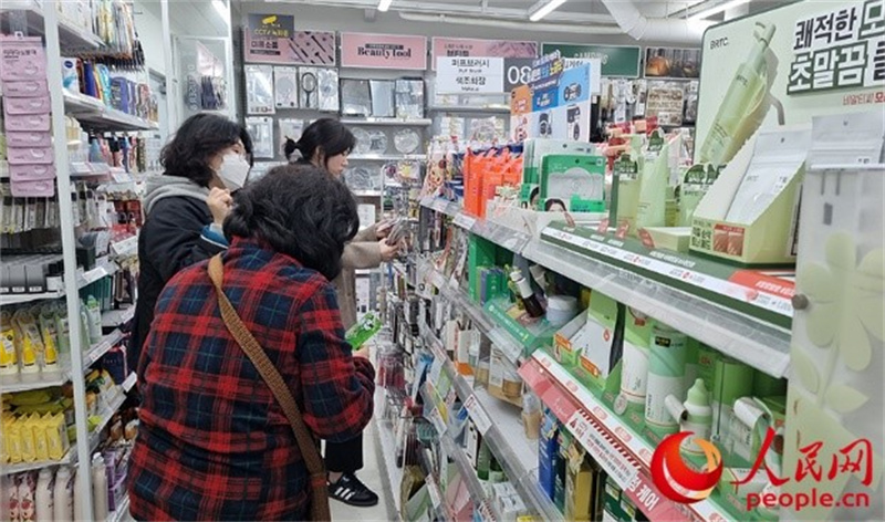 韓國民眾在認(rèn)真挑選低價化妝品。人民網(wǎng) 李帆攝