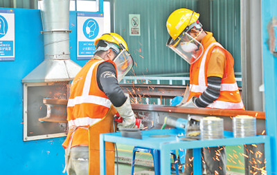 中企承建的馬東鐵項目創(chuàng)造就業(yè)機會超過1.8萬個，合作的當?shù)仄髽I(yè)超過1900家——為促進馬來西亞東西海岸互聯(lián)互通貢獻力量（共建“一帶一路”第一現(xiàn)場）