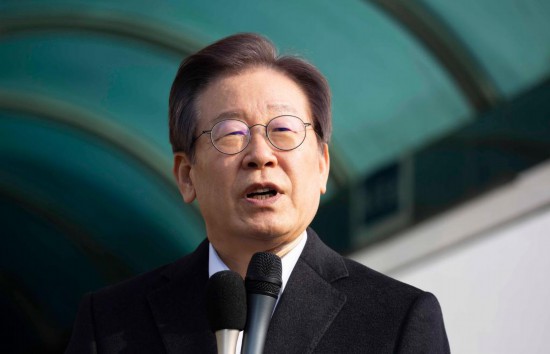 1月10日，韓國最大在野黨黨首李在明從首爾大學(xué)醫(yī)院出院時發(fā)表講話。新華社發(fā)（全休相攝）