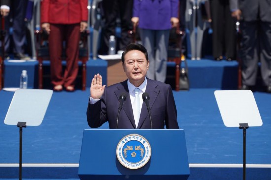 2022年5月10日，在韓國首爾，尹錫悅出席總統(tǒng)宣誓就職儀式。新華社發(fā)（李相浩攝）