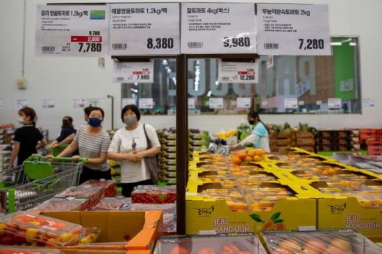 2022年7月9日，人們在韓國高陽市一家超市水果區(qū)購物。新華社記者王益亮攝