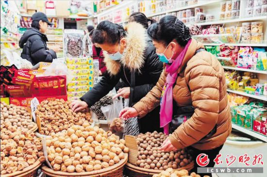 　　在長(zhǎng)沙南門(mén)口菜市場(chǎng)附近的一家炒貨店內(nèi)，市民正在選購(gòu)年貨。　　長(zhǎng)沙晚報(bào)全媒體記者 范宏歡 攝