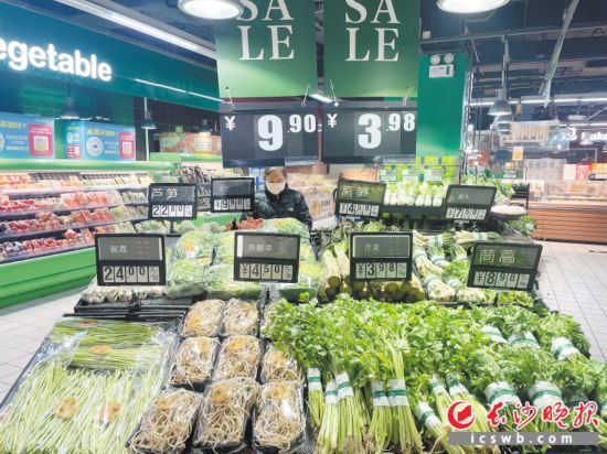 　　家樂福芙蓉廣場店，市民在選購春菜。