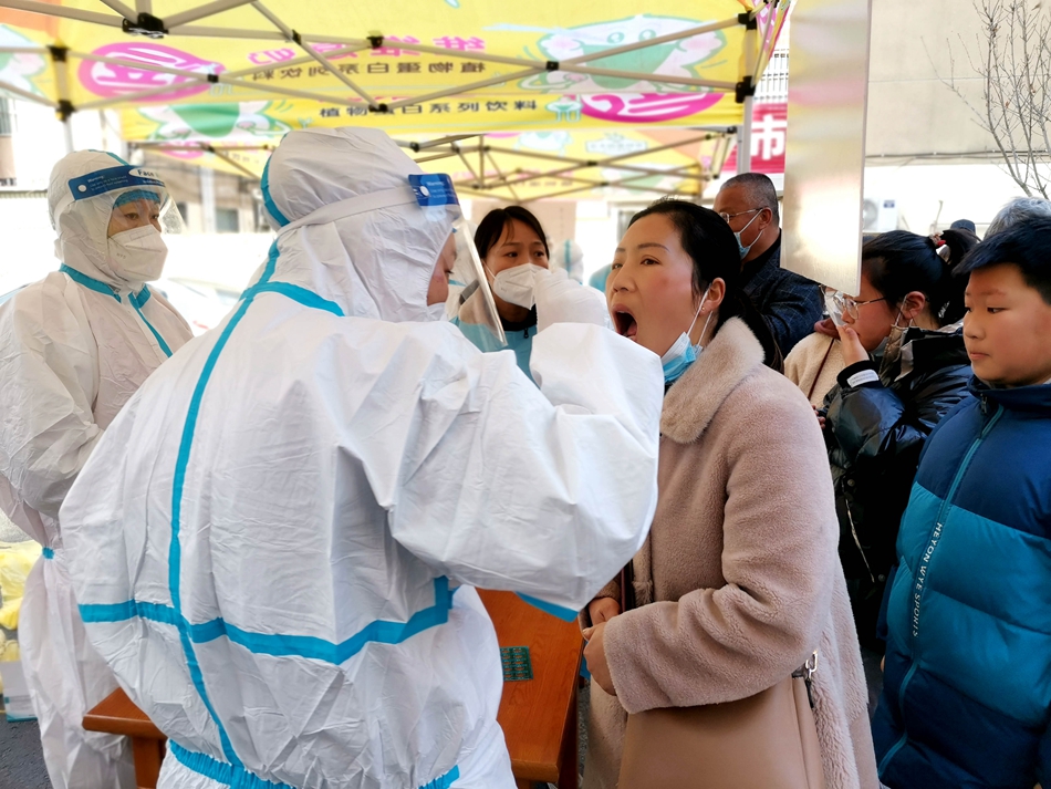 連云港贛榆區(qū)抽調(diào)近500名醫(yī)務(wù)人員開展核酸檢測。朱代桂攝