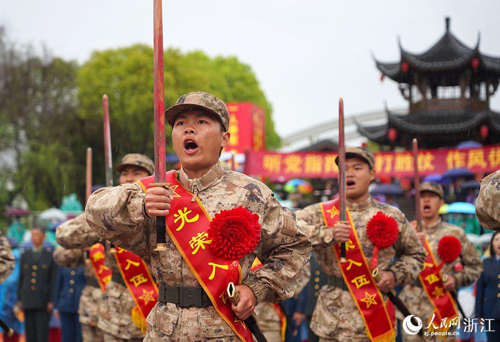 3月22日，新兵們高喊誓言、莊嚴(yán)亮劍。人民網(wǎng) 章勇濤攝