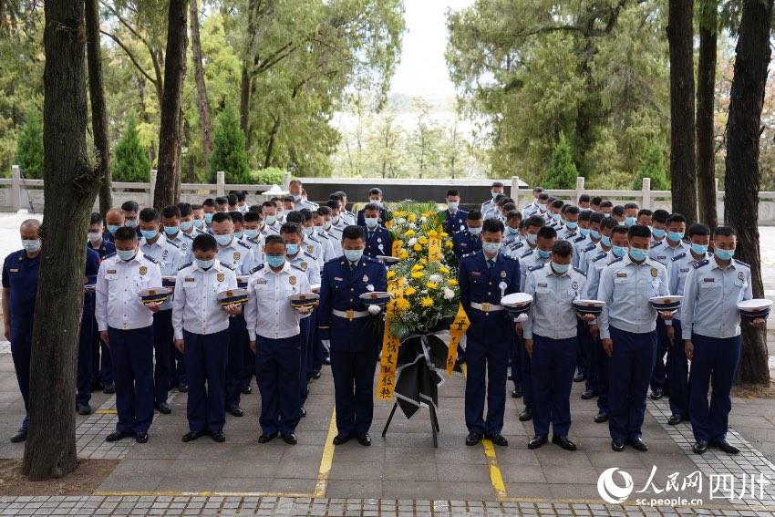 涼山州森林消防支隊(duì)駐西昌全體消防救援人員一同前往西昌市烈士陵園舉行紀(jì)念活動(dòng)。樊文淵攝