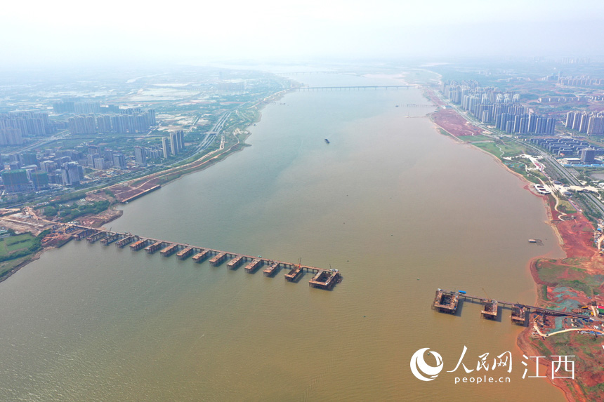 航拍九龍湖過江大橋，該橋是南昌第七座跨贛江通道。 人民網(wǎng) 時雨攝