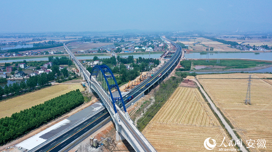 工作人員正在加速推進(jìn)牛屯河特大橋項(xiàng)目。人民網(wǎng) 王銳攝。