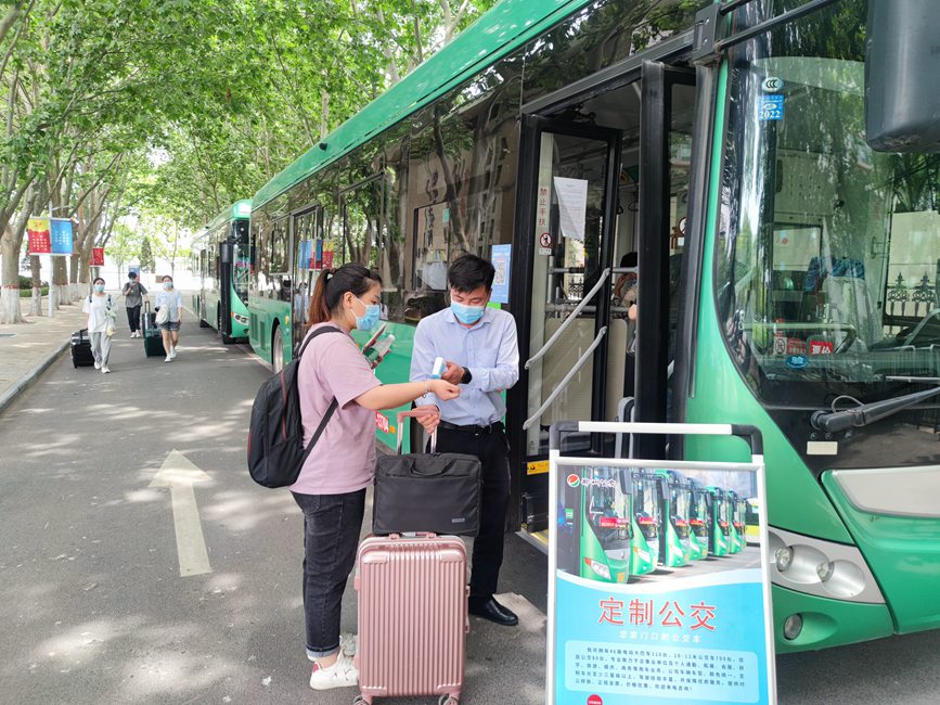 公交車從校園宿舍樓下出發(fā)，直達(dá)鄭州火車站和鄭州東站。崔晨攝