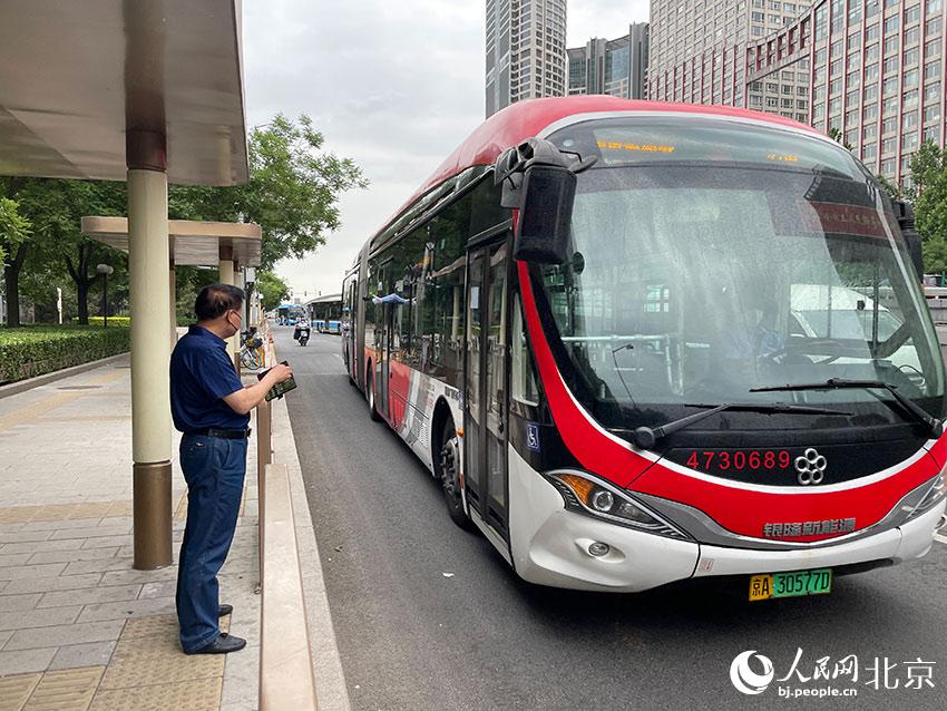 北京1路公交車駛進(jìn)八王墳西站，此前各路公交經(jīng)過該站時(shí)均甩站通過，今起該站回復(fù)正常上下客。人民網(wǎng) 尹星云攝