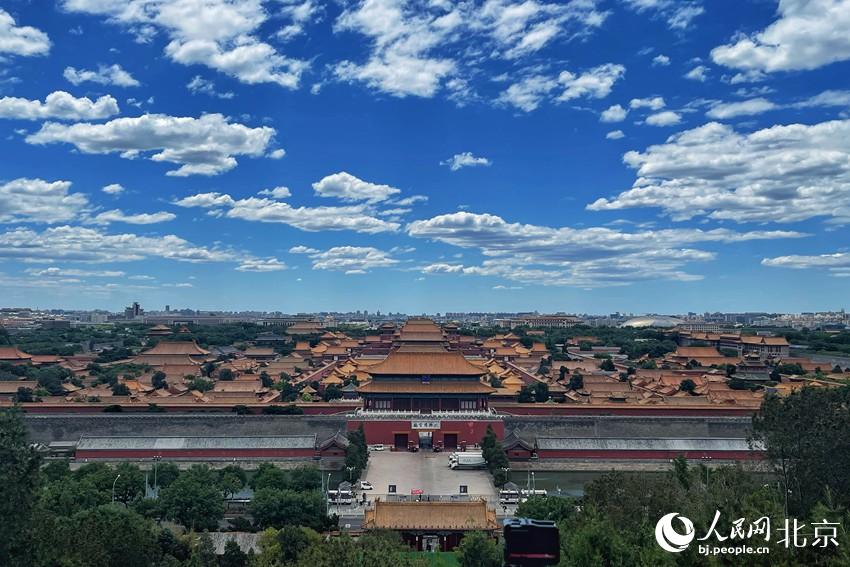 北京再現(xiàn)“高顏值”藍(lán)天白云。 人民網(wǎng) 池夢(mèng)蕊攝