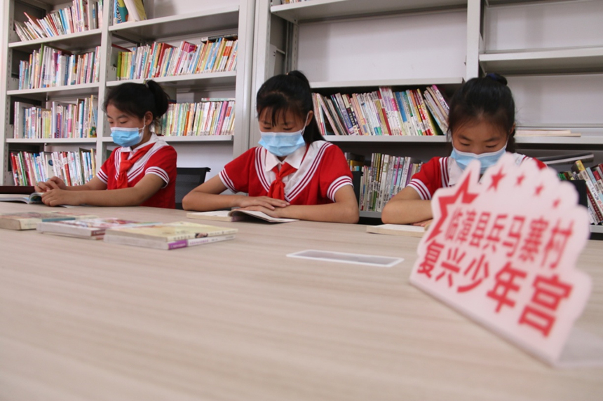 河北省臨漳縣柏鶴集鄉(xiāng)兵馬寨村復(fù)興少年宮，孩子們?cè)陂営[室讀書(shū)。 申志好攝