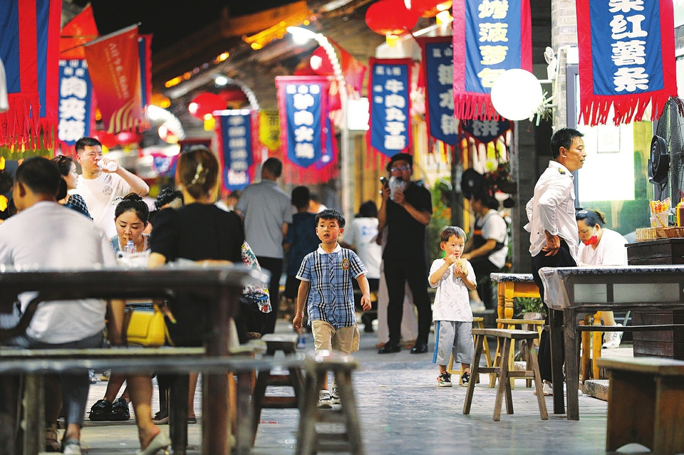  6月17日晚，游客在運(yùn)城市鹽湖區(qū)嵐山根運(yùn)城印象景區(qū)內(nèi)游玩。連日來，運(yùn)城市通過發(fā)放消費(fèi)券，培育夜購、夜味、夜宿、夜玩、夜賞的消費(fèi)形態(tài)，迅速推動(dòng)消費(fèi)企穩(wěn)回暖，為經(jīng)濟(jì)發(fā)展注入強(qiáng)勁動(dòng)力。 金玉敏攝