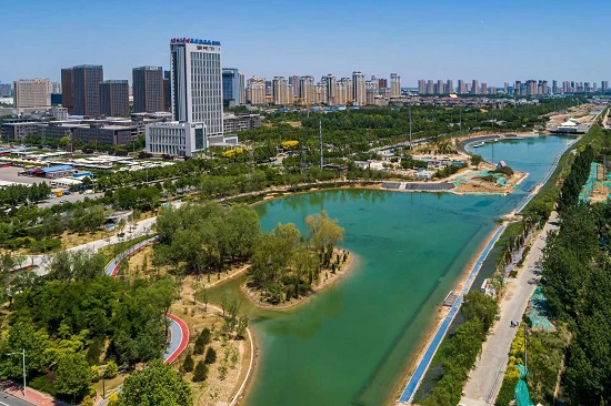 環(huán)城水系中的北湖公園越來越美。羅大慶攝