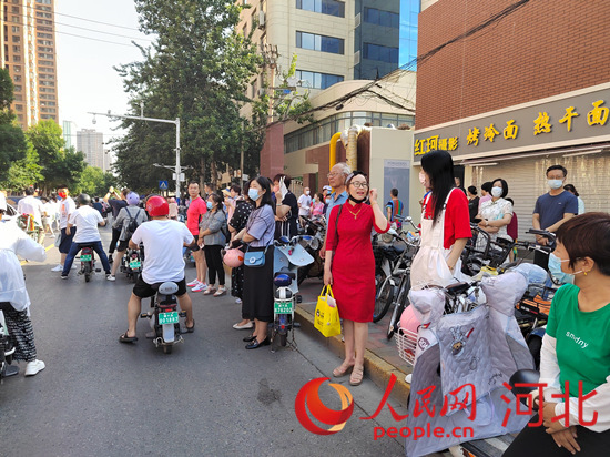 石家莊外國(guó)語(yǔ)學(xué)?？键c(diǎn)外送考的家長(zhǎng)。人民網(wǎng) 祝龍超攝