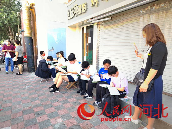臨進(jìn)考場(chǎng)，考生抓緊時(shí)間再?gòu)?fù)習(xí)一下。人民網(wǎng) 祝龍超攝