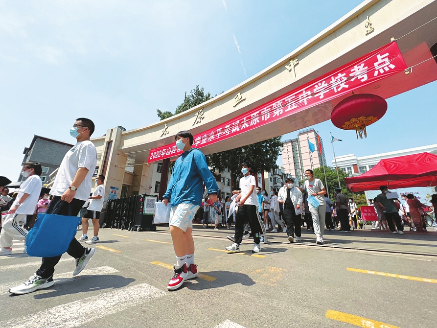 六月二十日，中考太原五中考點(diǎn)，完成首門考試的考生滿懷信心走出考場。記者李兆民攝