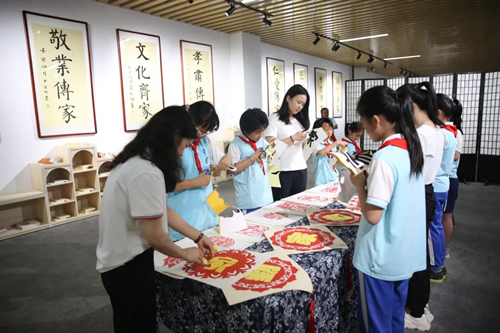 1、長(zhǎng)沙市雨花區(qū)校園清廉家風(fēng)館開(kāi)館。受訪(fǎng)單位供圖