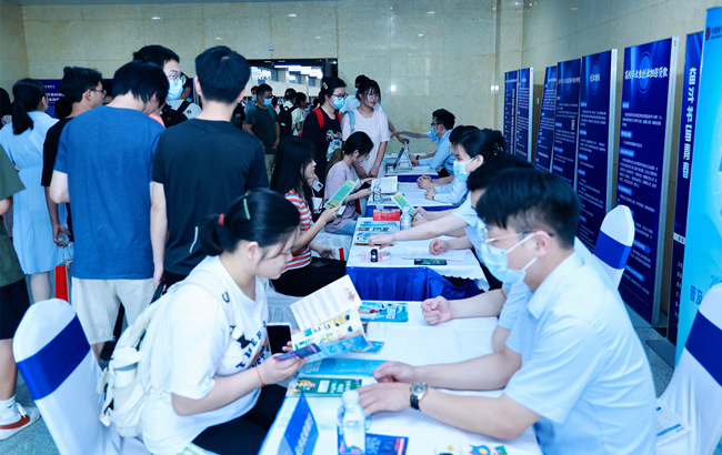 大學(xué)生現(xiàn)場(chǎng)咨詢創(chuàng)業(yè)政策。長(zhǎng)沙市人社局供圖