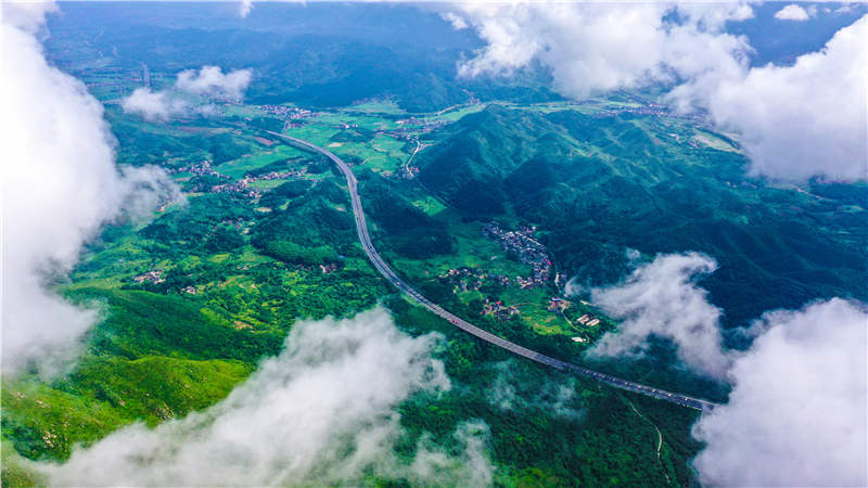 湖南省常寧市廟前鎮(zhèn)泉井村，云霧繚繞，青山蒼翠，公路蜿蜒，秀美如畫。周秀魚春攝